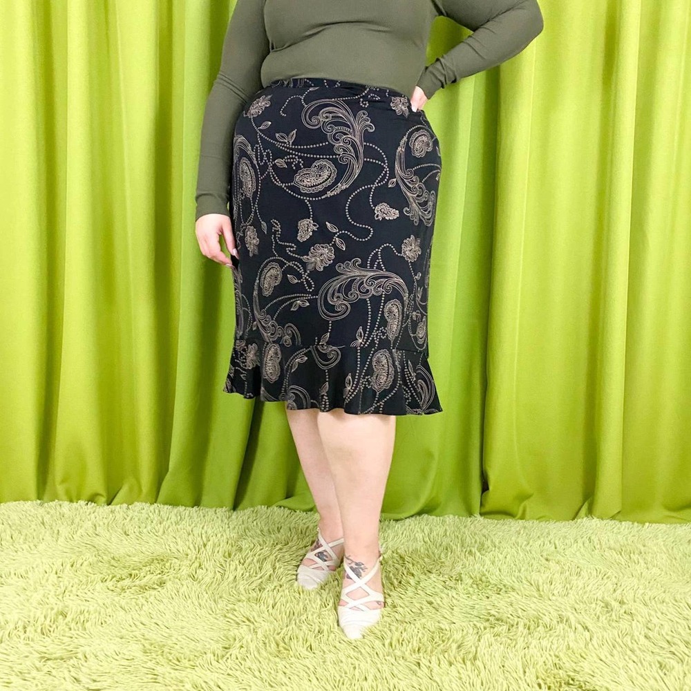 Y2K Vintage Black and Beige Slinky Stretchy Ruffled Paisley Midi Skirt